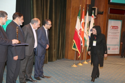اهدا تندیس مدیر نمونه جوان به خانم دکتر زینب حبیبی تبار