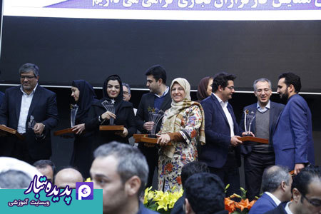 دریافت تندیس فعال حوزه کارگزاری توسط دکتر زینب حبیبی تبار